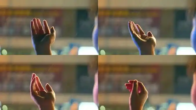 下雨的夜晚女孩坐车伸手出窗外抚摸雨丝