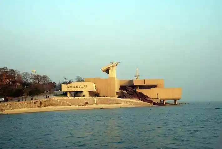 下午可以前往青岛老城区,感受青岛的历史与文化,品尝当地特色美食.