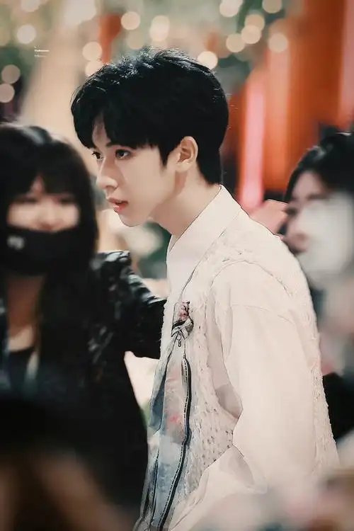 贺峻霖北影节内场侧颜照