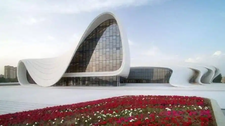 这个造型奇特的建筑,在河南郑州紫荆山路附近,高度足足有8层楼高,整个