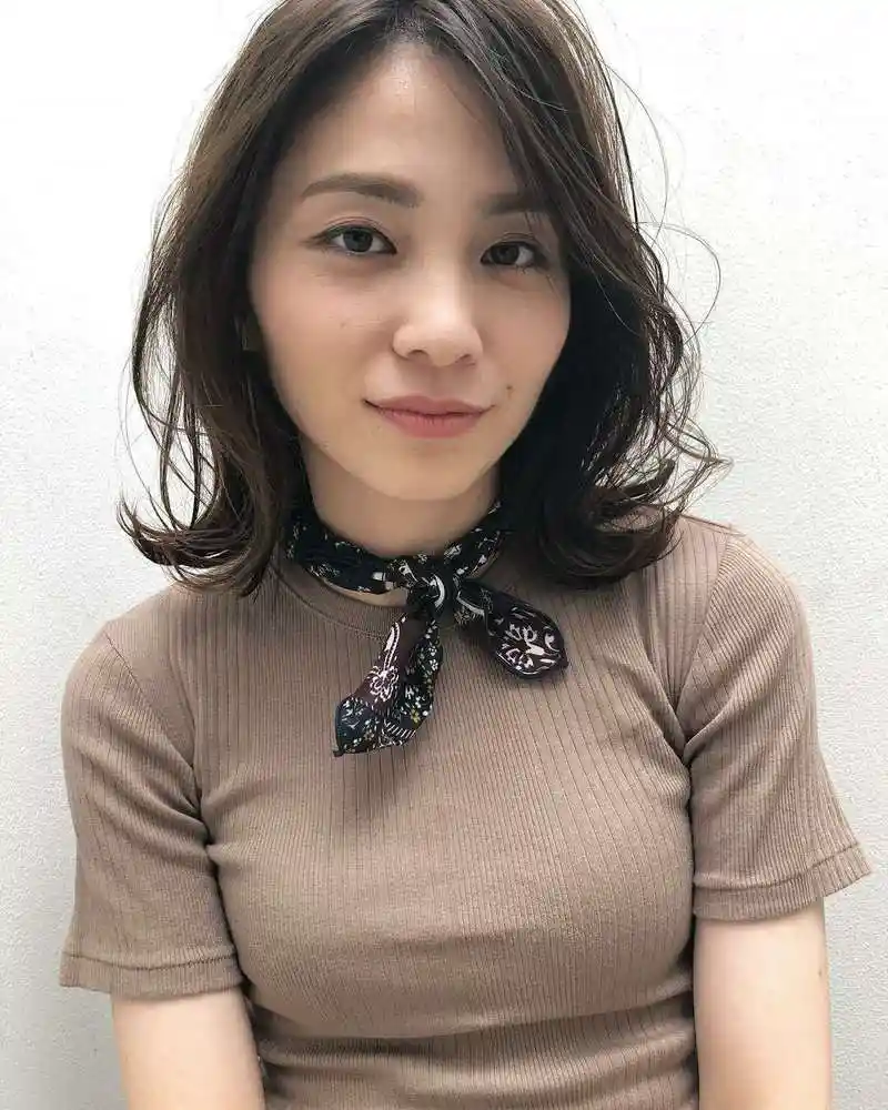 选对发型不显老,给中年女性做发型三个建议:棕色,柔卷,低层次