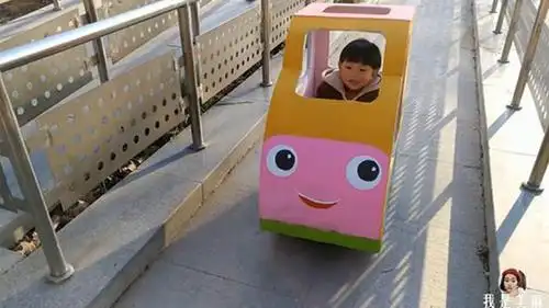 用废纸箱自制儿童小汽车,宝宝坐进去开得很灵活,至少又省了几百