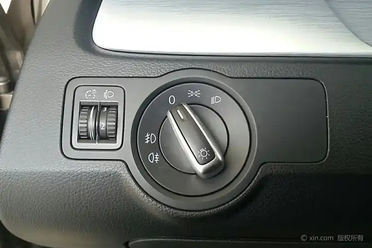 大众迈腾大灯开关
