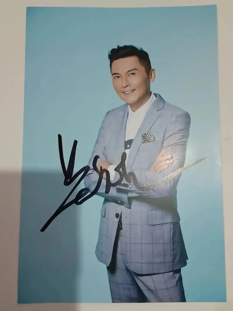 香港明星:演员,歌手关礼杰签名照片 - 抖音