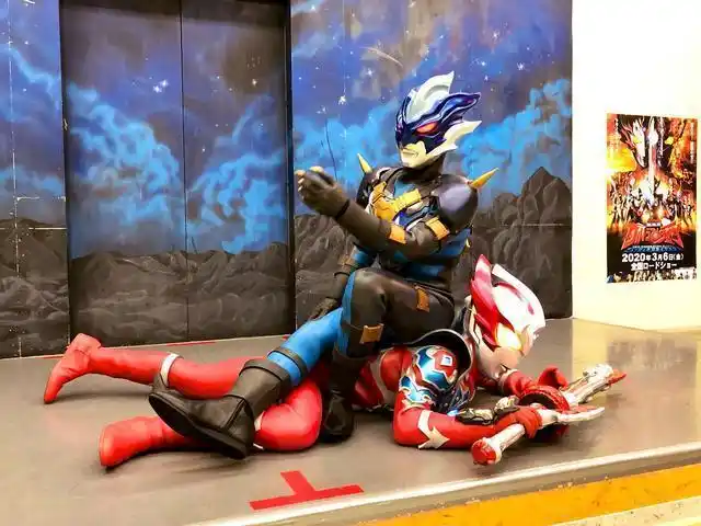 泰迦奥特曼舞台剧:雾崎惨遭三把武器围殴,优幸一脸羡慕的眼神!