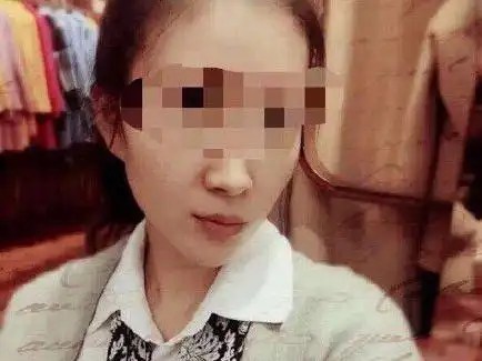 被一出租车突然开门刮倒,倒地后正好被旁边公交车碾压身亡,现场惨烈