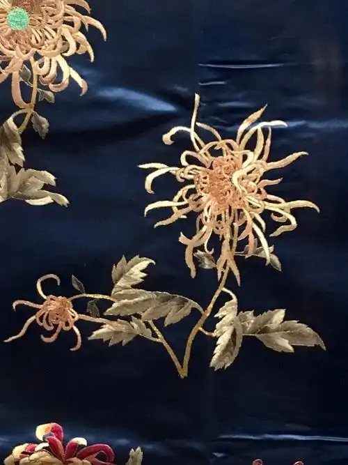 品月色缎绣浅彩整枝菊花纹袍科