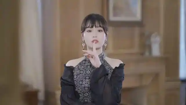 不到半年时间,鹿小卷账号再次转型,神奇耳机背后不善