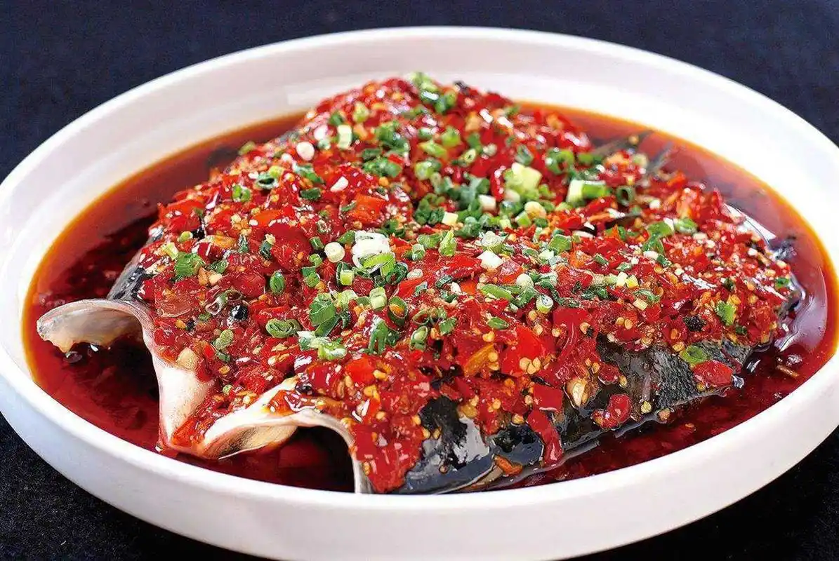 湘菜之剁椒鱼头,鱼头糯软,开胃下饭,咸鲜微辣,入口细嫩晶莹