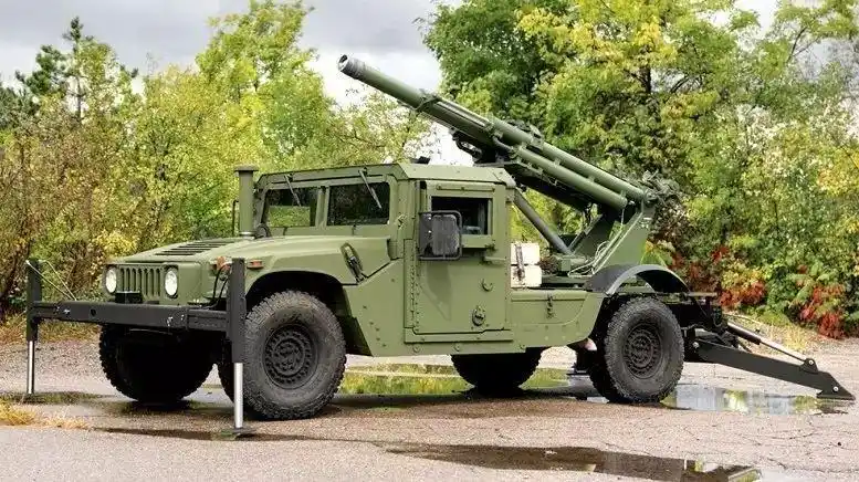 吉普车扛上一门105mm榴弹炮,这和我军的东风猛士版的车载炮一模一样