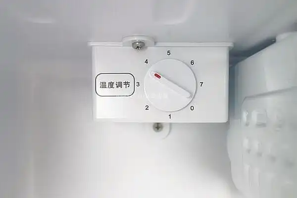 先查看它的档位类型,它分四挡和七档两种,档位越高冰箱内部温度就越低