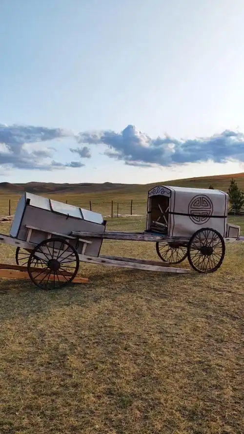 锡林郭勒大草原上的"勒勒车,蒙古包"