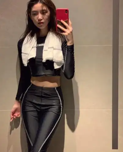 王思聪评论半藏森林泳装照国民老公也吃茶艺大师这一套