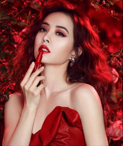 红唇妆自然也是少不了too faced的这支,玫调的正红色,妥妥的气质女王