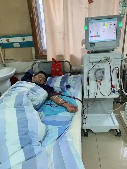 刘金宝正在做透析