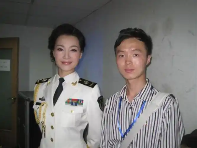 金百莲经纪人阿振与著名民歌手吕薇合影留念