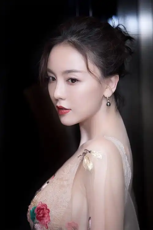 吕佳容深v长裙亮相明艳动人 侧颜杀展傲人身材