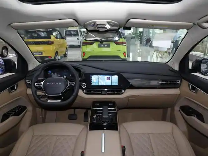 五菱凯捷的内饰设计简洁大方,整体采用了黑色调为主色调,搭配银色装饰