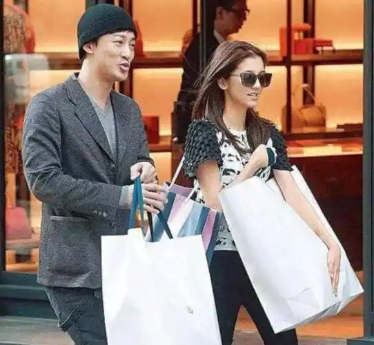 前男友林峰结婚后,27岁吴千语终于坐不住了,频繁晒照疑似官宣_施伯雄