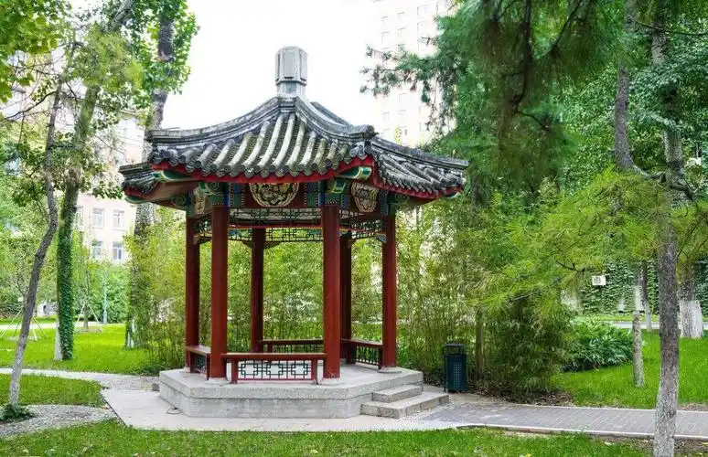 小太阳绘画2班《公园凉亭》