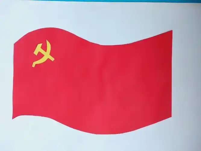 鲜红的党旗,黄色的镰刀代表农民,锤子代表工人