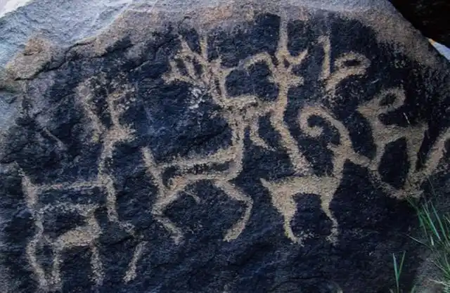 古老的岩石壁画,海拔高达1448米,记载了千年前游牧民族的生活|贺兰山