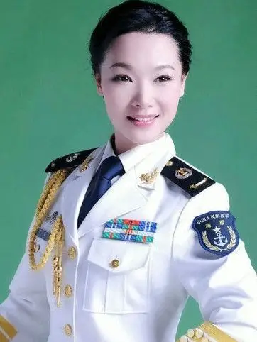 海政文工团的吕薇,小家碧玉的美构成了一道亮丽的荧屏风景线.