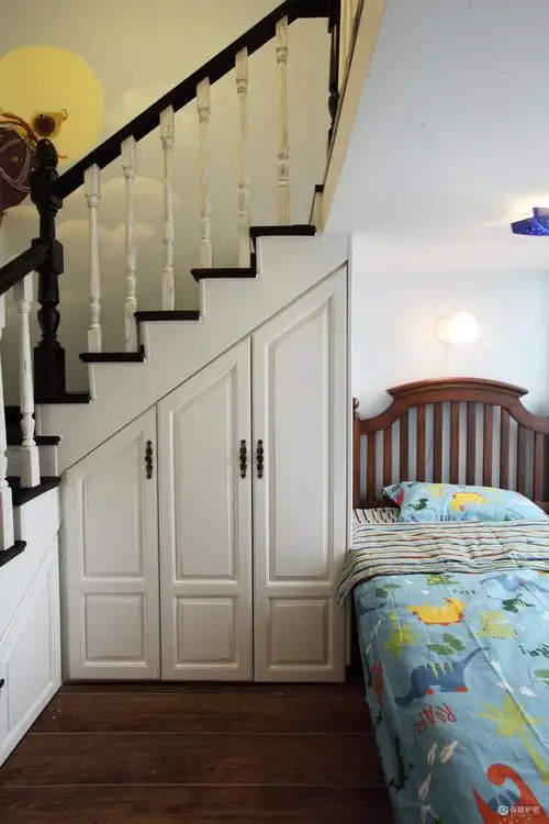 楼梯间推拉鞋柜装修效果图楼梯三角空间如何通过