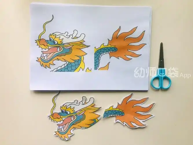 1.请家长帮助幼儿在白纸上先画好龙头龙尾,幼儿涂上颜色后剪下备用.