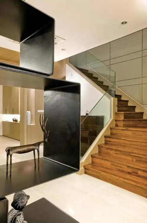 现代简约玄关实木楼梯效果图2/7