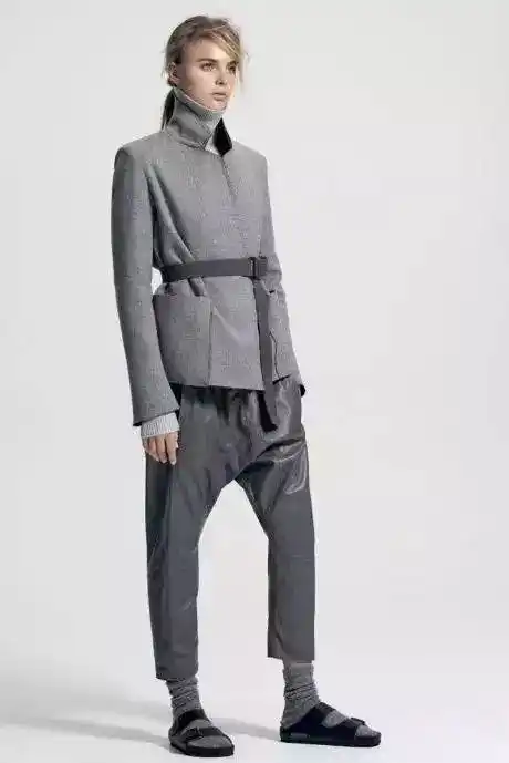 穿上天然橡胶做成的鞋子,走再多路都不累脚