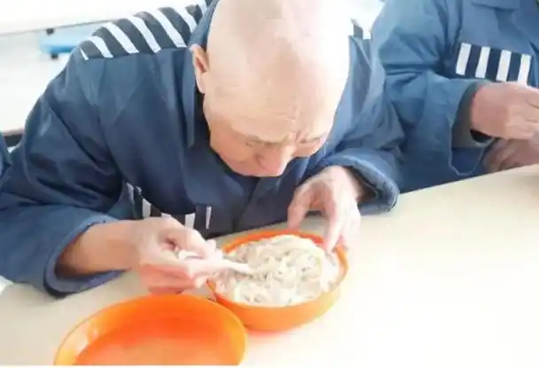 "无期刑犯"老到不能动,监狱会给他们养老吗?答案真令人心酸