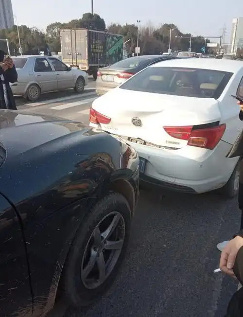 别克威朗遭保时捷迈坎追尾网友这防撞梁比纸糊车都不如啊