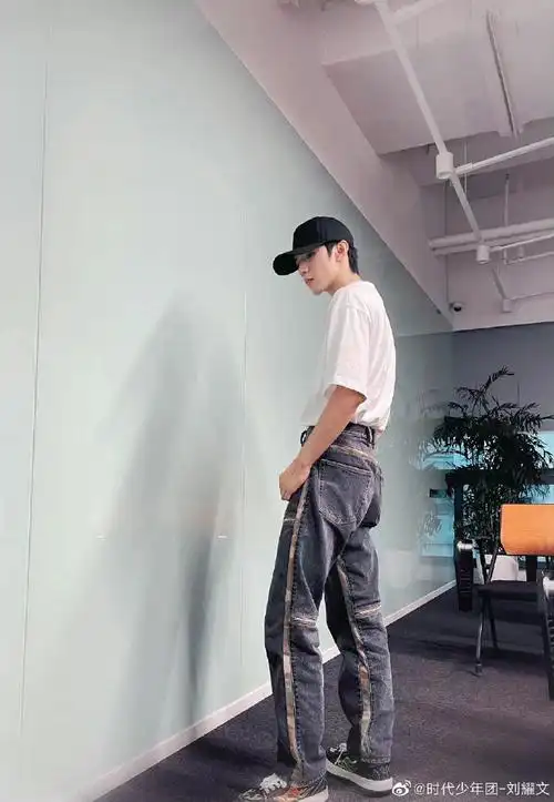 刘耀文晒大长腿四宫格随拍