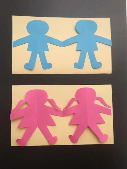 中一班剪纸《手拉手好朋友》手拉手小人剪纸一张纸对折3次剪出4个小人