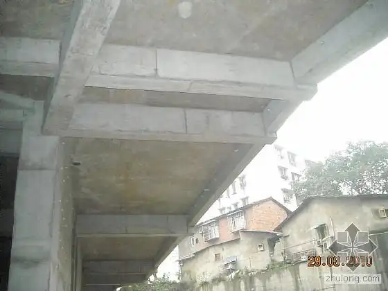 9m悬挑长度)成型后,总的效果可以;但是有两根梁存在施工冷缝,近距离