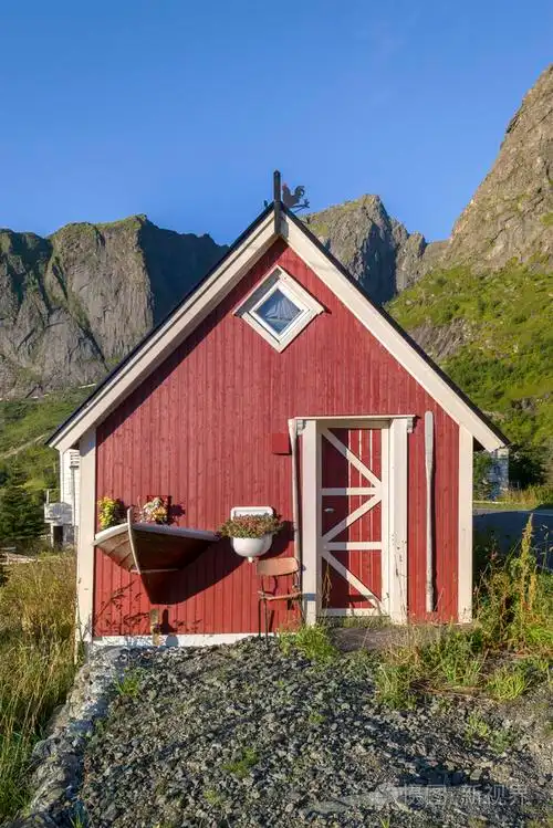 在罗浮敦群岛挪威的木房子里