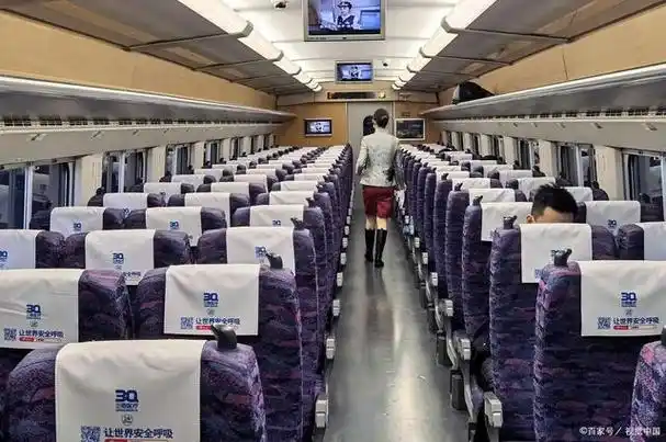 动车f座是靠窗的吗