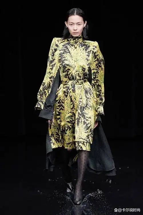 突破性设计,该秀于2020年3月1日在巴黎举行,展示了多样化的服装和配饰