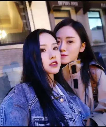 有喜欢小网红锯齿兽的吗?感觉她和女朋友都好美