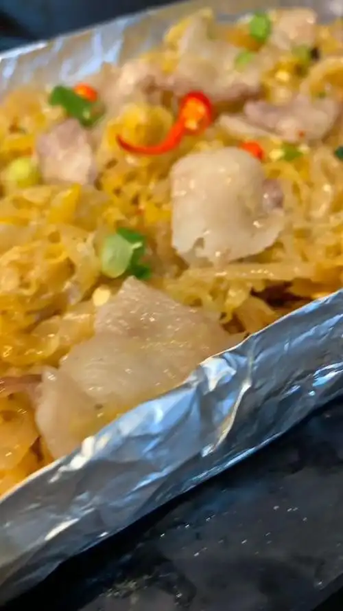 今天做的锡纸酸菜五花肉,就这样看着我都能吃两碗米饭