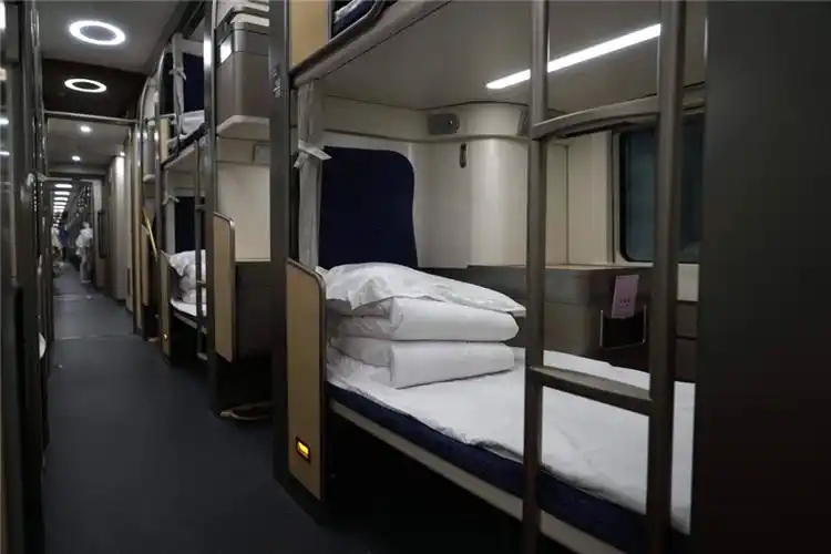 图片日前,我国新型卧铺动车组正式上线投入运营,该卧铺动车组铺位改成