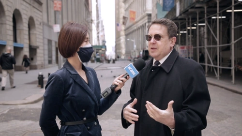 纽交所交易员安德森(timothy anderson)接受第一财经记者采访.