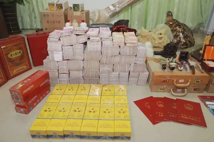 黑老大被抄家保险柜现金堆积成山10辆车遭扣押