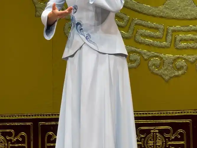 北京京剧院优秀青年老旦演员侯宇在五四青年节演唱会中献唱《朱仙镇》