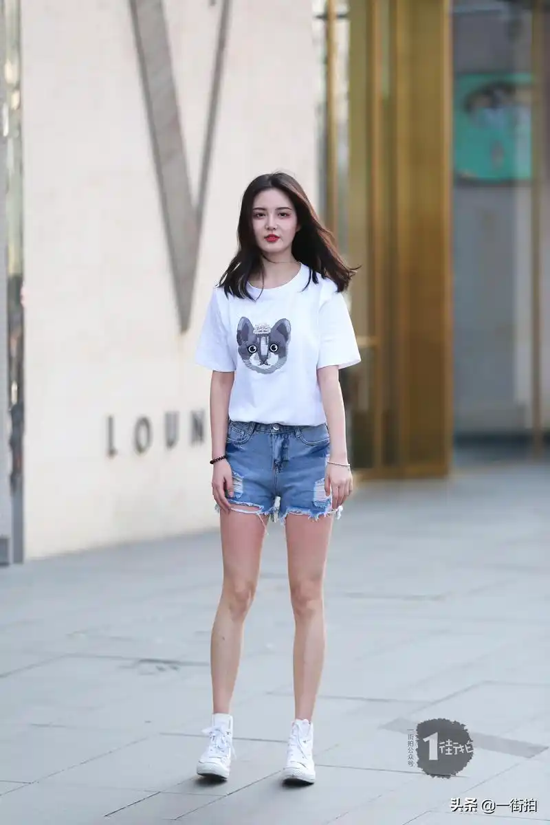 休闲简单的搭配,亮眼的是小姐姐的美腿