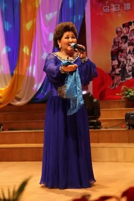 回顾乌日娜带养子走出悲伤童年丈夫病逝后孩子们帮她走出悲痛