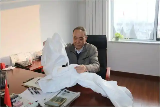 曹明华在加班加点沟通协调设备保障等工作