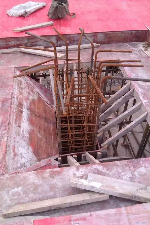 发一组柱帽施工照片,供大家参考一下 看看如何 发表一下意见 谢谢