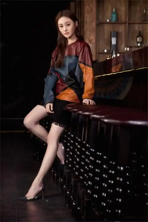 印花连衣裙搭配卡其色风衣,非常显气场,搭配黑色高跟鞋